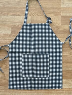Child's Black and White Gingham Kitchen or Craft Apron with Pocket, new, 3-5 Yrs
